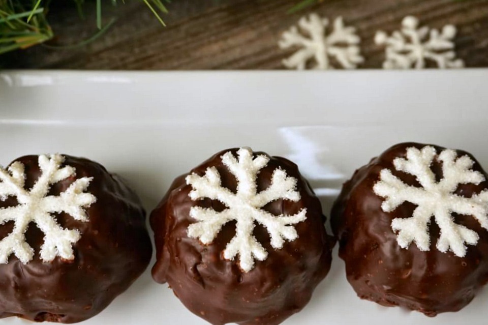 Chocolate Shortbread Snowflake Cookies – Sweet Baked Life