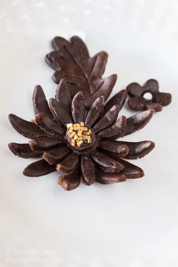 How to make MODELING CHOCOLATE ROSES 