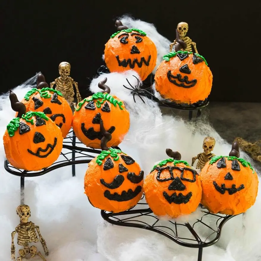 There's nothing scary about making or eating these Old Fashioned Cocoa Cake Pumpkins! | HostessAtHeart.com