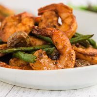 Side view of shrimp and green beans in a bowl