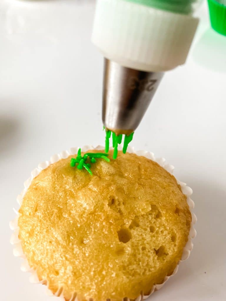 Demonstration of piping grass with frosting.