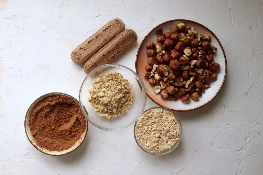 Garnish options: cookies, nuts, cocoa powder.