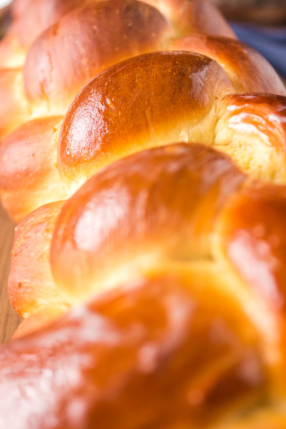 Close-up of the braided bread top.