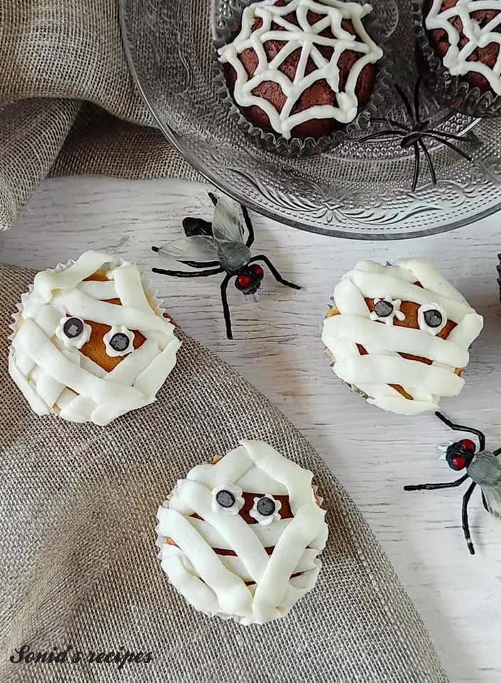 Cupcakes decorated to look like mummy's.