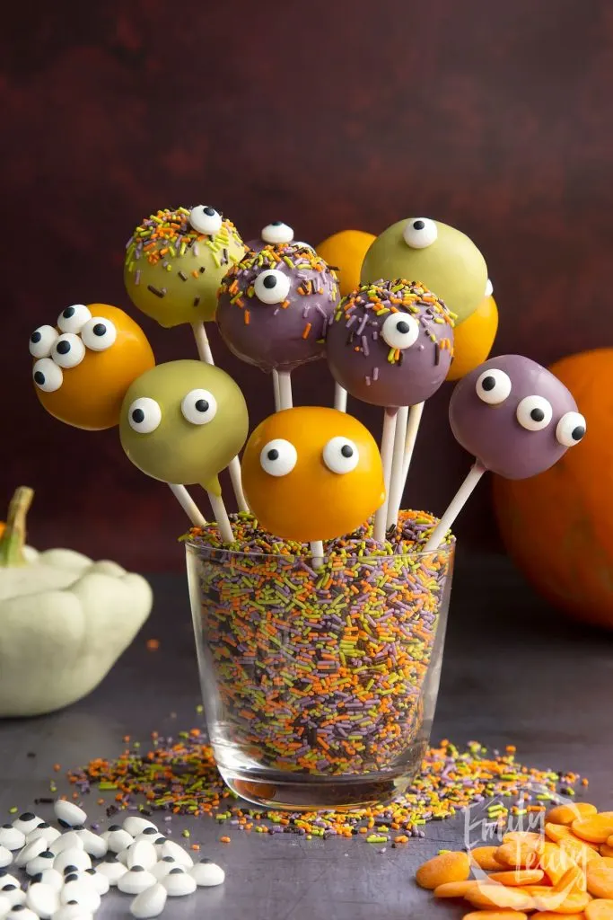Cake Pops decorated with eyeballs for Halloween.