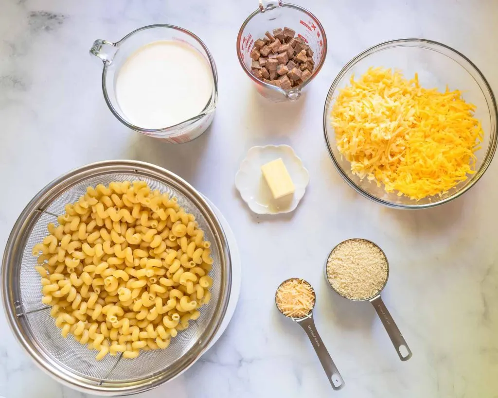 Ingredients needed to make brisket macaroni and cheese.