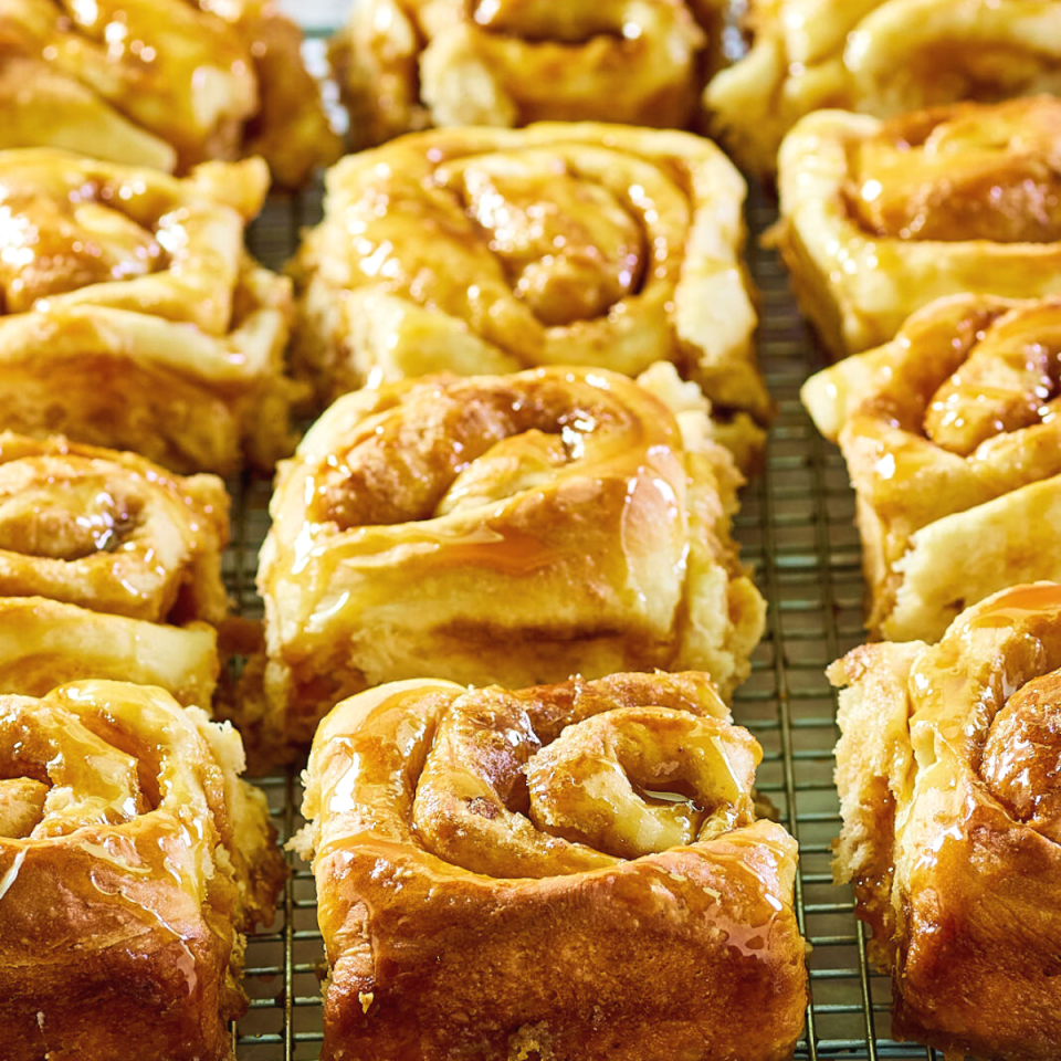 OldFashioned Gooey Caramel Roll Recipe Hostess At Heart